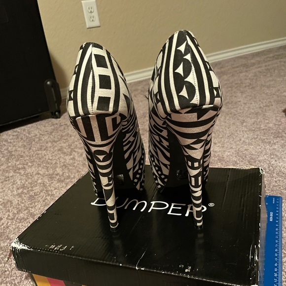 Black and white Aztec pattern platform heels - Picture 3 of 11